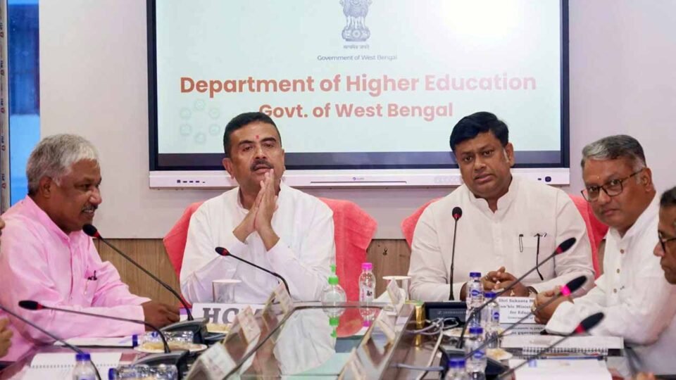 বিকাশ ভবনে মুখ্যমন্ত্রী শুভেন্দু অধিকারীর সঙ্গে বৈঠকে কেন্দ্রীয় শিক্ষা প্রতিমন্ত্রী সুকান্ত মজুমদার, উচ্চশিক্ষা মন্ত্রী জগন্নাথ চট্টোপাধ্যায় এবং স্কুলশিক্ষা মন্ত্রী দীপক বর্মন। ছবি: সংগৃহীত
